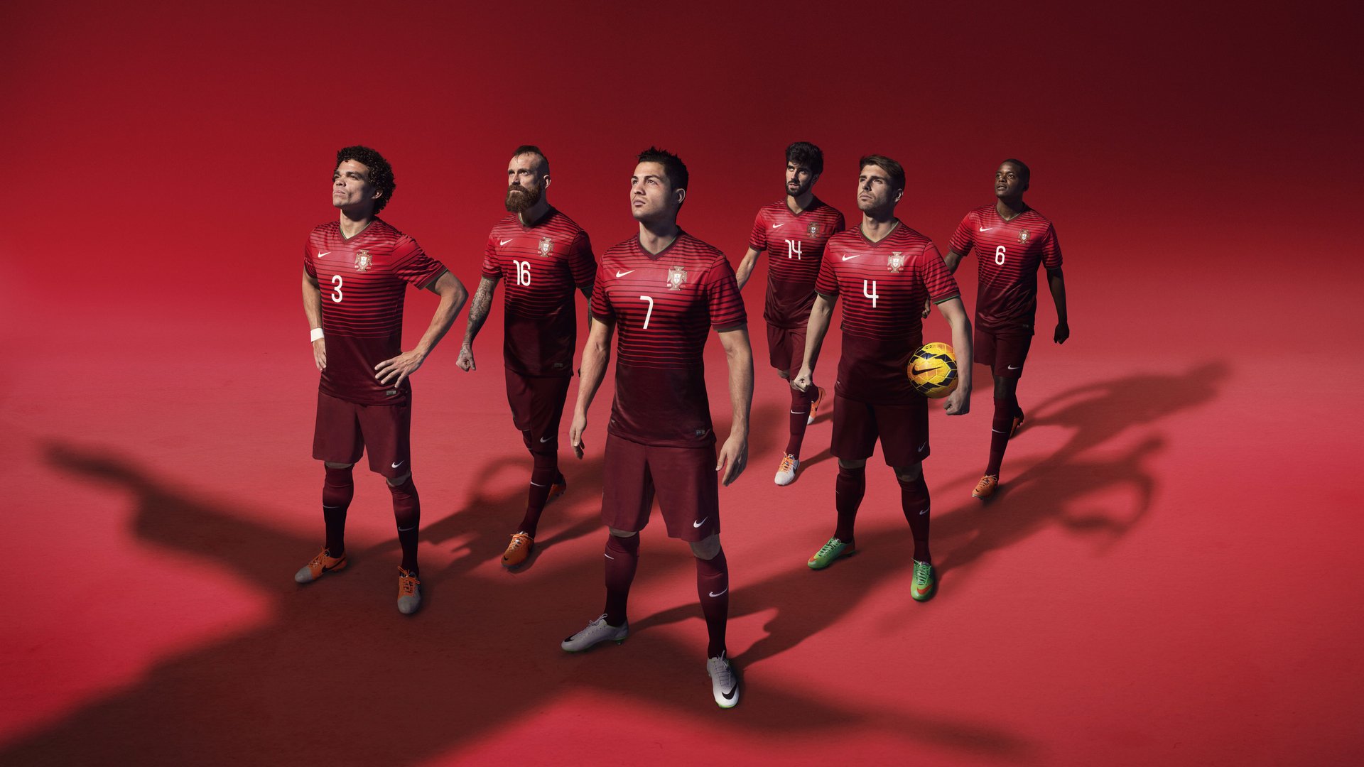 球迷收藏热潮，足球纪念品价格攀升，足球纪念章